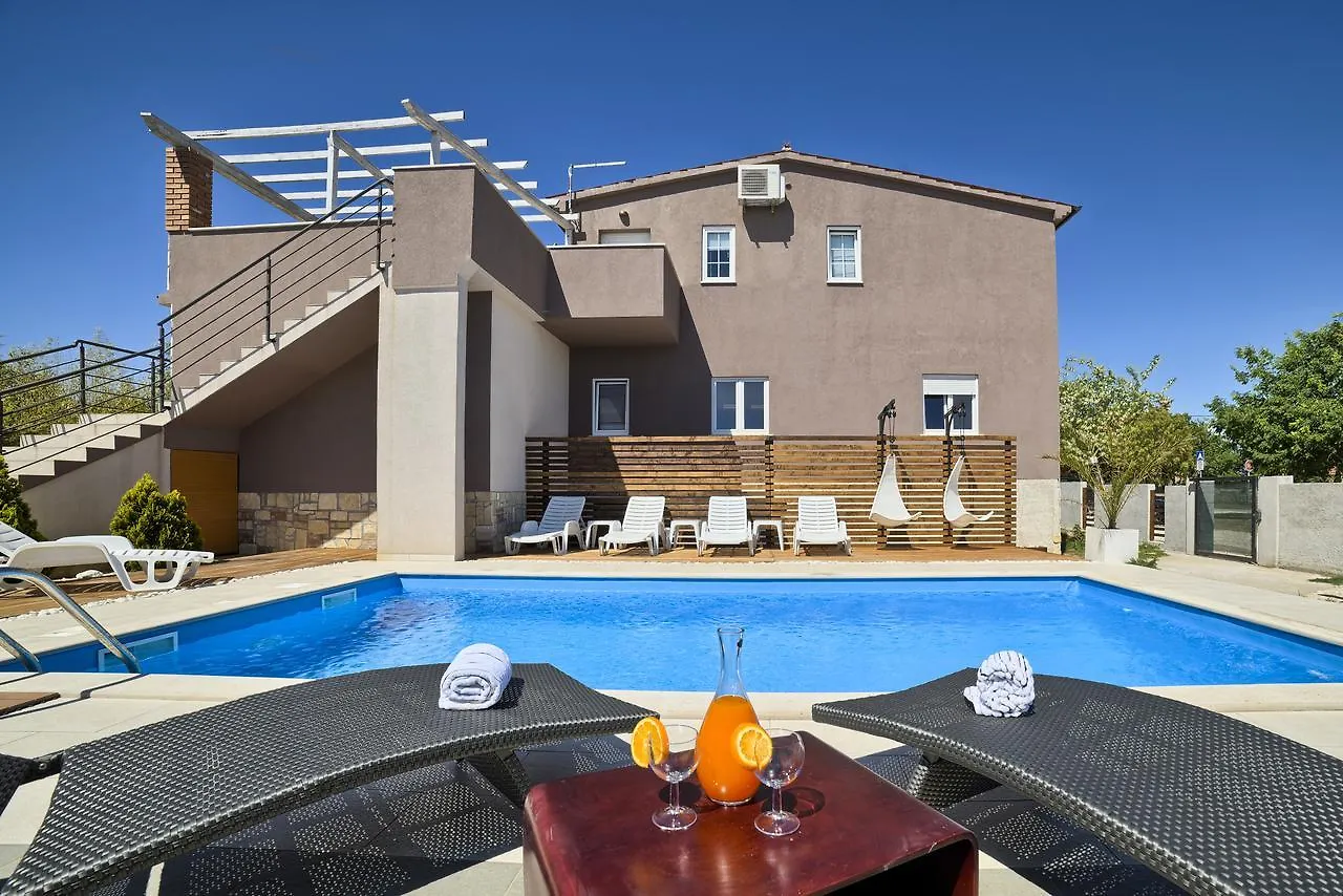 Stylish & Luxury Villa With Pool, Biliard, Extra Pool Heating Available - Wiibuk