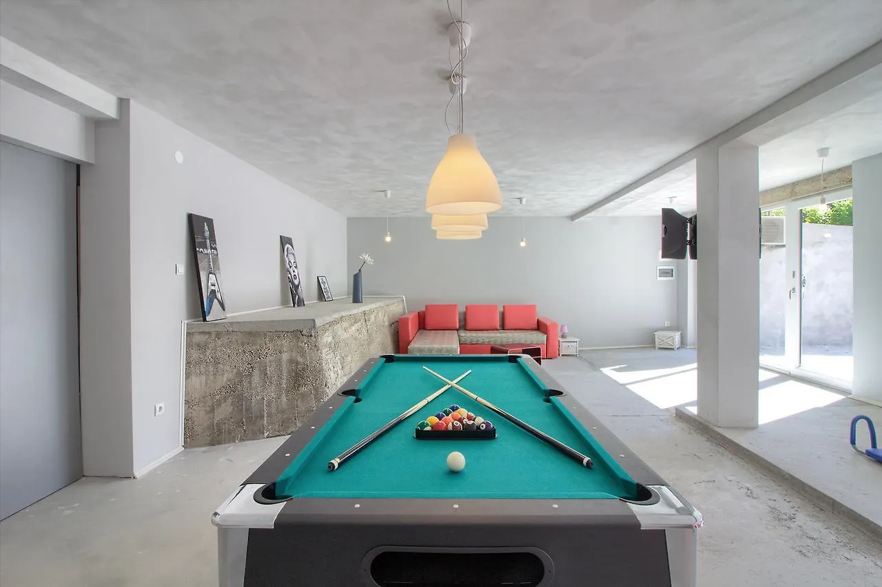 Stylish & Luxury Villa With Pool, Biliard, Extra Pool Heating Available - Wiibuk